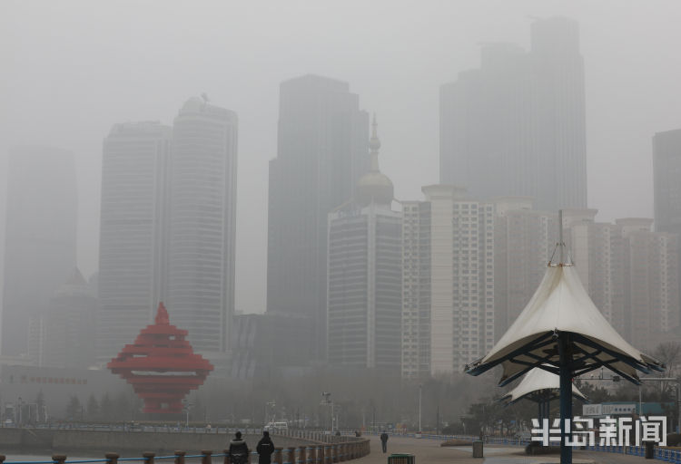 雾锁青岛提醒市民大雾天气尽量不要做户外运动