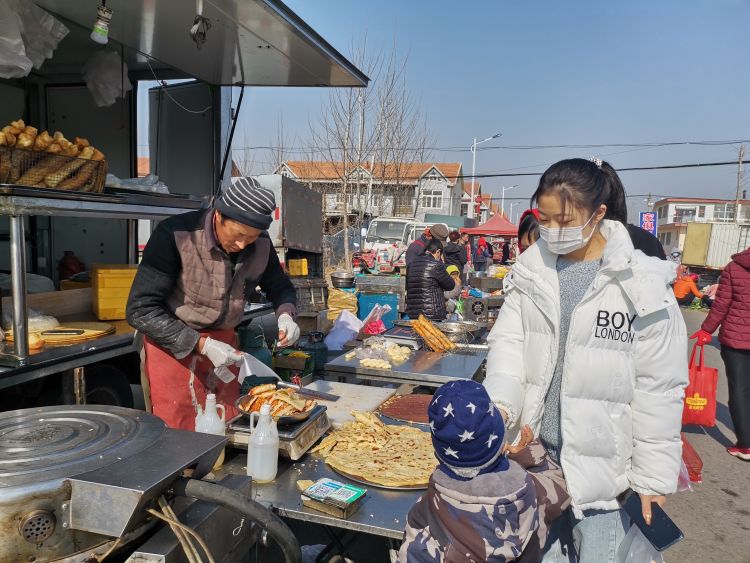 年集上的"烟火气"集市上一片"火红"集市上的浓浓年味王村大集小朋友