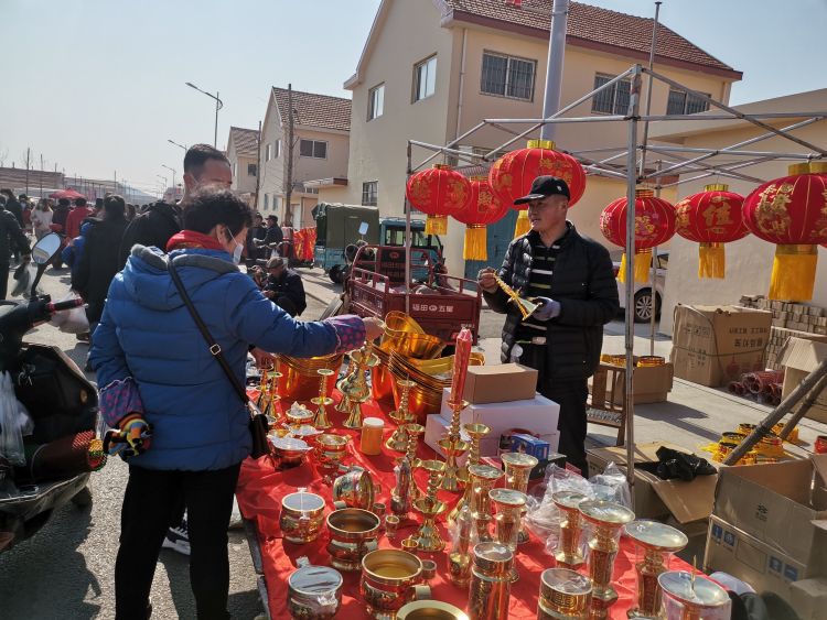 集市上一片"火红"集市上的浓浓年味王村大集小朋友正在挑选气球王村大