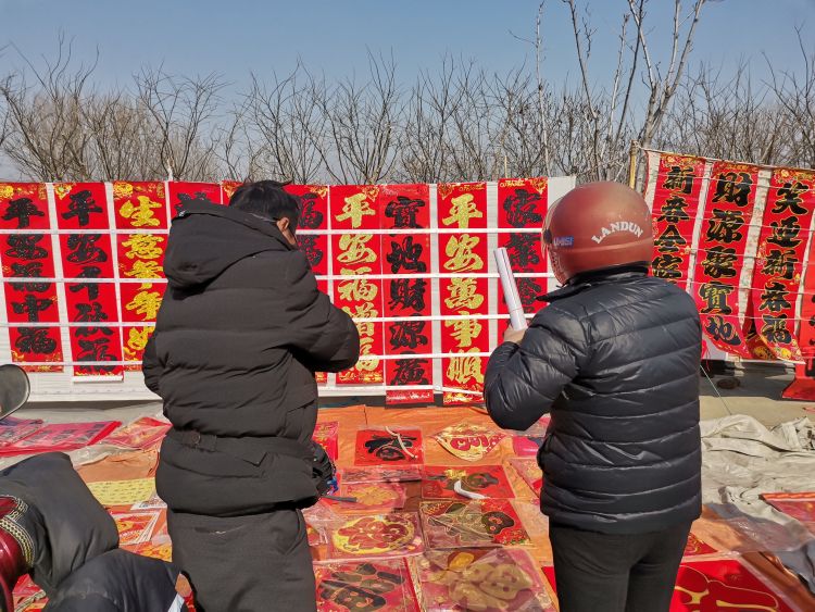 王村大集上的浓浓年味人们满载而归