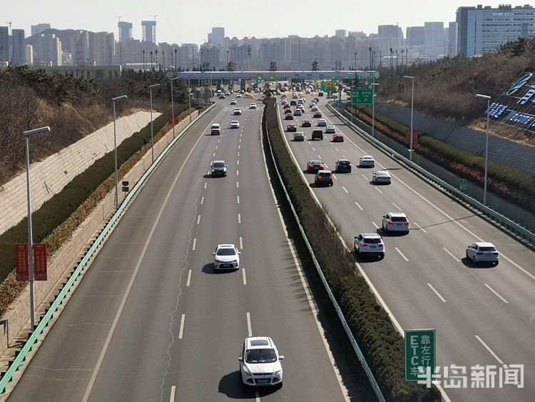 青银高速青岛东出口车流量大但交通较顺畅