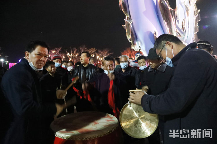 青岛 2月27日晚,崂山区沙子口广场十分热闹,社区居民扭秧歌,敲锣打鼓