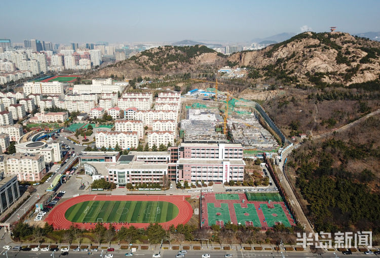 3月2日,崂山区实验学校初中部建设施工正在进行,初中部依山而建,紧邻