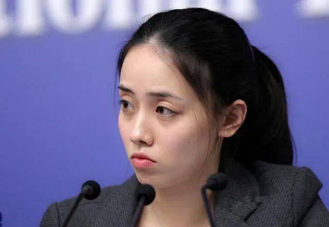 开幕后的首场新闻发布会上,美女翻译姚梦瑶凭借其娴熟淡定的现场翻译