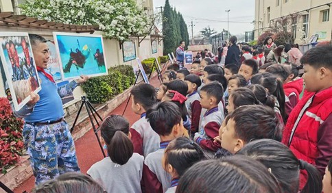 青島文登路小學(xué)開展“高舉隊旗跟黨走，紅色精神伴我行”紅輔導(dǎo)師宣講活動