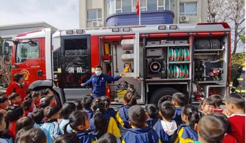 安全教育日 消防车“开”进崂山区午山幼儿园