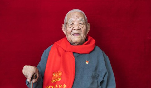 丹心一片 風華百年｜井邊造手榴彈 為轉移軍資墜崖！青島96歲老黨員武傳本5次立功受獎