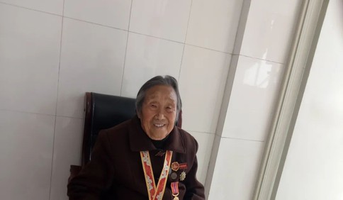 老黨員徐茂景瞞著家人參軍上戰(zhàn)場 無畏炮火戰(zhàn)場前線救死扶傷