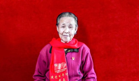 丹心一片 風(fēng)華百年丨89歲老黨員唐玉花：我有一分力就發(fā)一分光