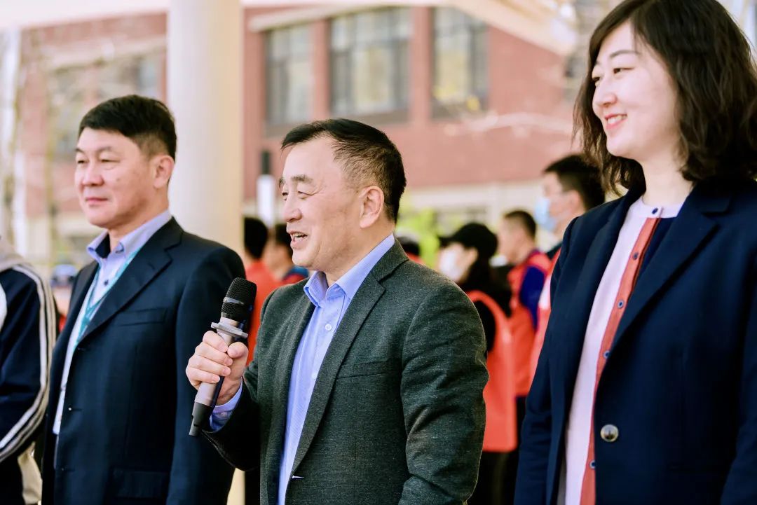 海信学校党支部副书记,海信学校副校长,海信小学校长宋春生宣布:""