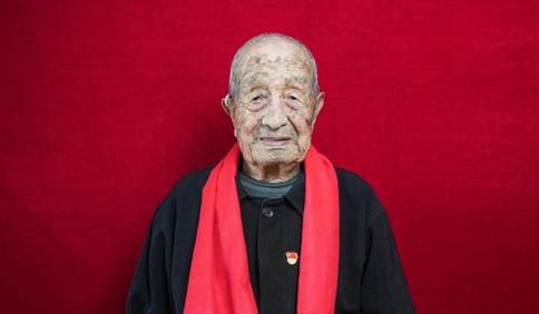 丹心一片 風華百年｜97歲老黨員薛洪洲：戰友犧牲的畫面，七十多年來始終縈繞在心頭