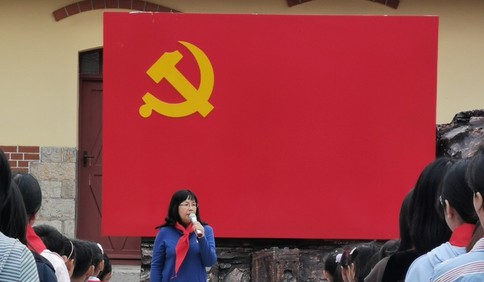 寧二學子在黨史紀念館入隊，父母親手為其佩戴紅領巾