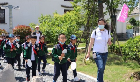 中國院子里上黨課，紅色精神薪火相傳，240名海信學子在半島帶領下開展精彩研學