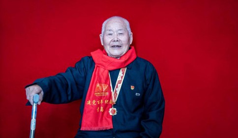 丹心一片 風(fēng)華百年丨90歲老黨員毛洪訓(xùn)：17歲上陣狙擊敵方機(jī)槍手，時(shí)刻不忘發(fā)揮黨員帶頭作用