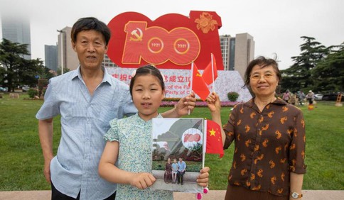 慶祝建黨百年氛圍濃，青島街頭別樣紅