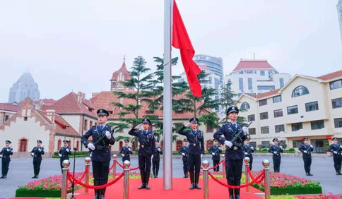 青島市公安局舉行慶祝中國(guó)共產(chǎn)黨成立100周年升國(guó)旗活動(dòng)