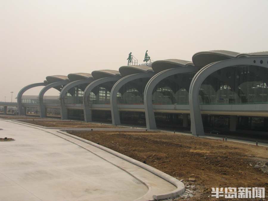 2004年3月23日,改建完成的青岛流亭机场,停车场还没有车辆停靠.