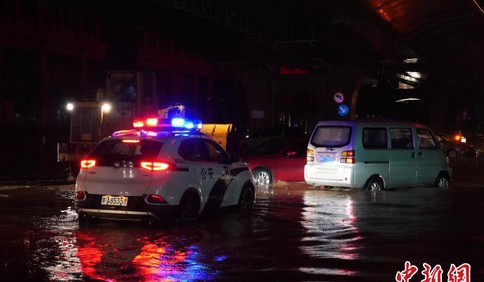 罕见暴雨致郑州地铁全线停运，12人死亡