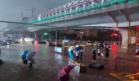 郑州遭遇罕见持续强降雨 已转移避险约10万人