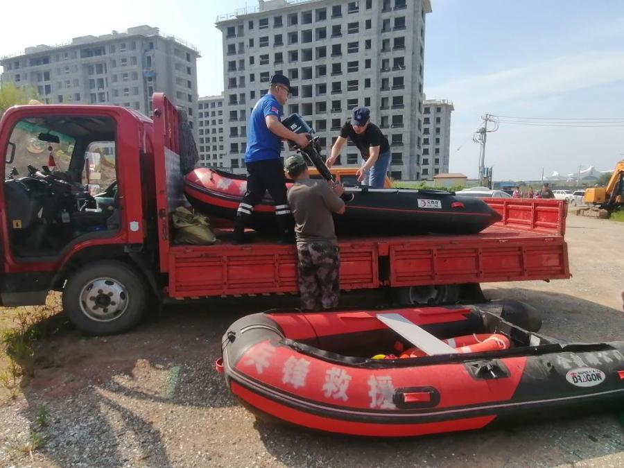 驾驶救援车带着冲锋舟青岛退役军人志愿者赴河南抗洪救灾