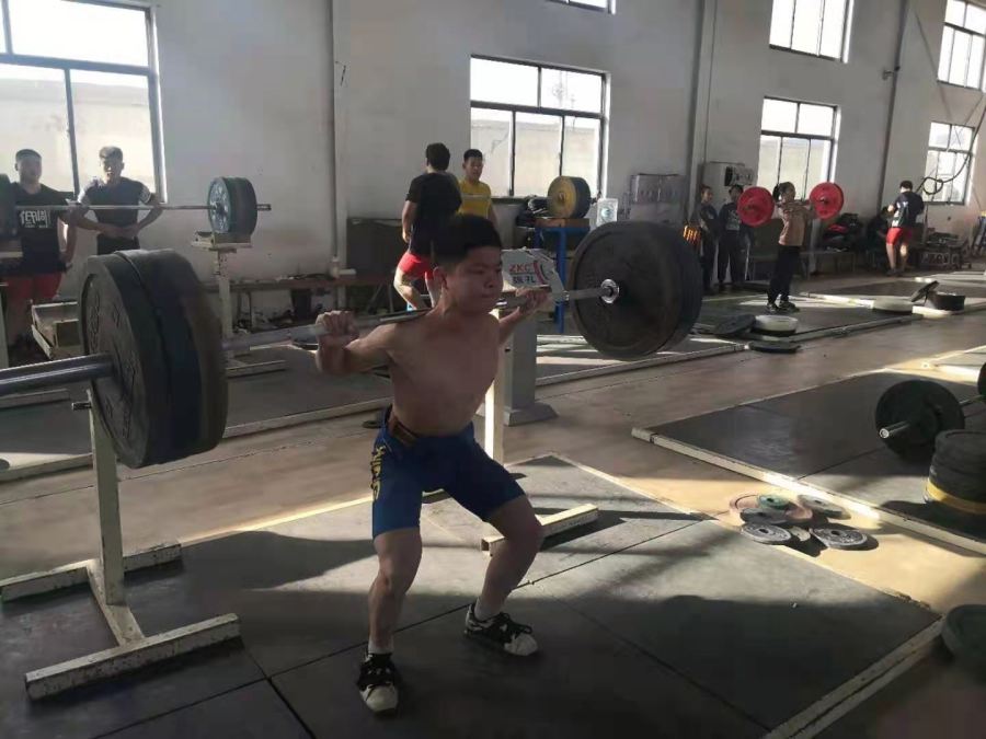 踢足球能让人变矮吗,踢足球能让人变矮吗男生