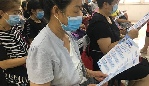 漳州路社区开展“数字助老 反诈防骗”蓝马甲公益性进社区宣传活动