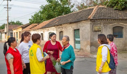 在坊子，這個“紅色社工站”活躍著一支退休老人志愿服務隊