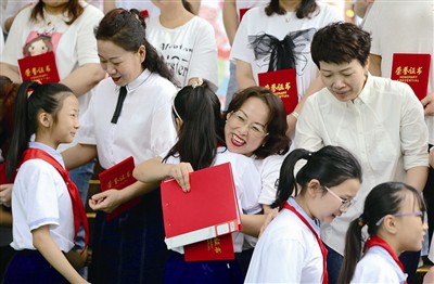 青岛首次启动教师礼遇活动 给从事教职十年、二十年、三十年的教师代表颁发证书