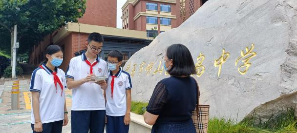 校门口的信号灯启用了!麦岛中学学生自发调研,提交研究报告得回应