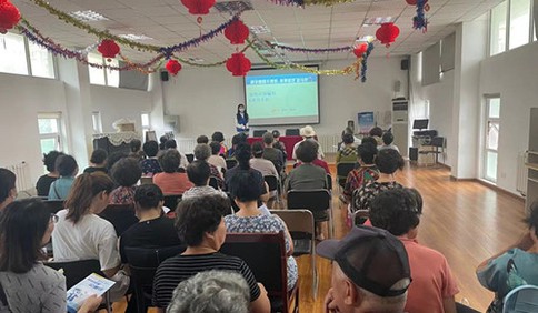 青岛蓝马甲志愿者“数字助老 反诈防骗”公益宣讲走进同庆路社区