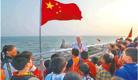 假期首日“中国红”成最亮丽色彩红色游人气高涨