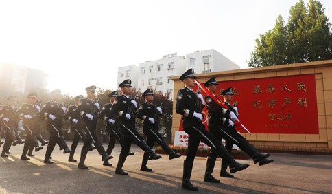 平度公安隆重举行升旗仪式 热烈庆祝中华人民共和国成立72周年