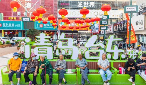 中国红·齐鲁行丨创意座椅手绘地图，台东新景引来“银发族”