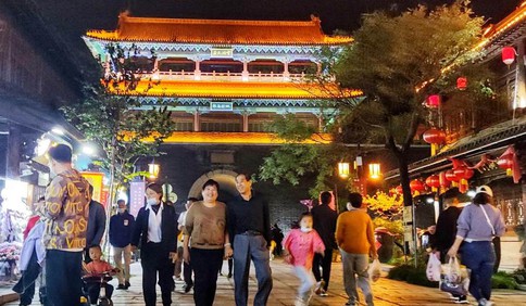 中国红·齐鲁行丨入夜华灯古城美：青州古城大量游客享假日时光