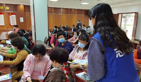 青岛“蓝马甲”百场公益行深入小水清沟社区织就“防骗网”