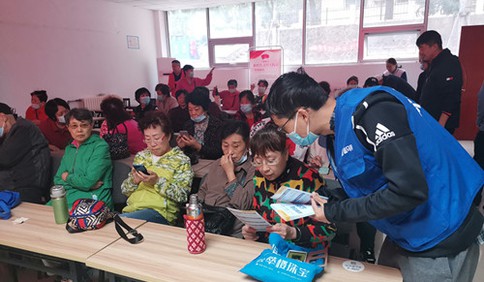 青岛蓝马甲公益行走进宁夏路社区 助老人跨越数字鸿沟