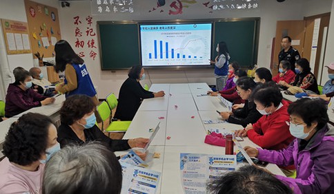 青岛蓝马甲联合广兴里社区开展“数字助老 反诈防骗”网络知识宣讲