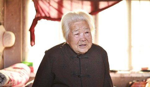 胶州百岁老人接生42年 3000多新生命经她手来到人间