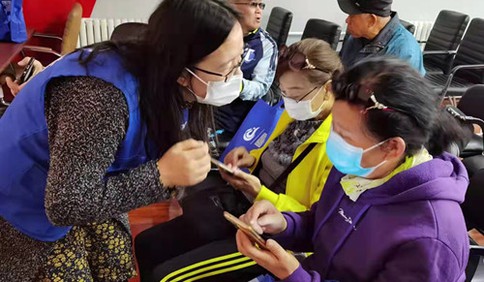 青岛蓝马甲走进佳木斯路社区开展“数字助老 反诈防骗”公益讲座