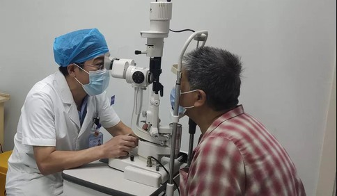 青岛市三医“高度近视+白内障”一次手术解决 让70多岁的患者重见光明