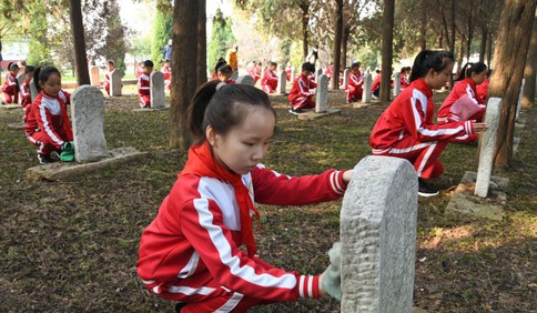 描碑念先烈 平度小学生在烈士陵园开展“红色地标”活动