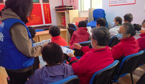 筑牢反诈坚实堤坝 青岛蓝马甲百场公益行走进南宁路社区