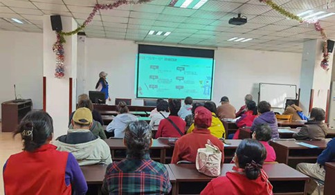 青岛蓝马甲深入广饶路社区开展“数字助老 反诈防骗”宣讲活动