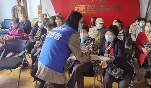 青岛蓝马甲“数字助老 反诈防骗”公益宣讲走进石岭路社区