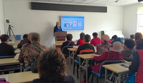 助老人跨越数字鸿沟 青岛蓝马甲百场公益宣讲走进湛山社区