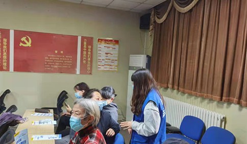 青岛蓝马甲联合盐城路社区开展“数字助老 反诈防骗”宣讲活动