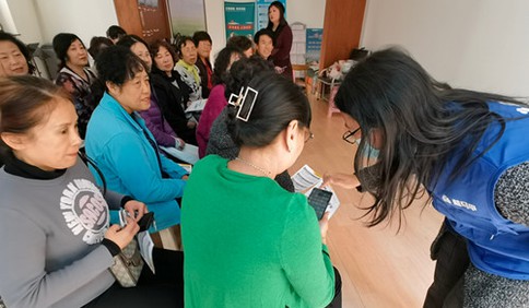 青岛蓝马甲深入春光山色社区开展“数字助老 反诈防骗”公益宣讲