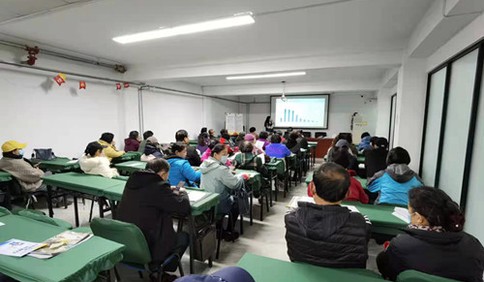 青岛蓝马甲“数字助老 反诈防骗”百场公益活动走进江西路社区