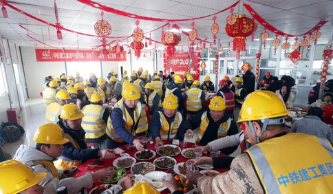 新春走基层丨暖心过大年！青岛建筑工地为百名农民工摆起“团圆宴”