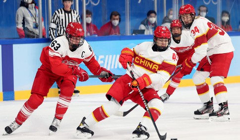 赢了！女子冰球小组赛中国队战胜丹麦队